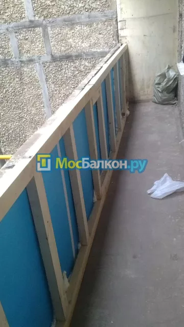 Установка каркасов для остекления балконов - компания МосБалкон в Москве