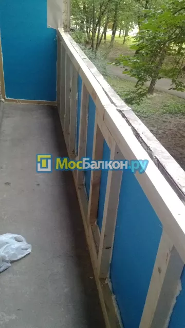 Установка каркасов для остекления балконов - компания МосБалкон в Москве