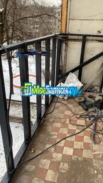 Установка каркасов для остекления балконов - компания МосБалкон в Москве