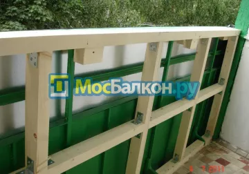 Установка каркасов для остекления балконов - компания МосБалкон в Москве